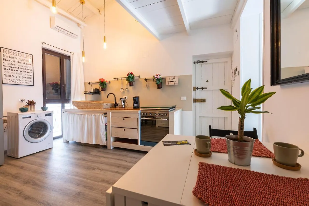 Elly Holiday House Palermo 0*,